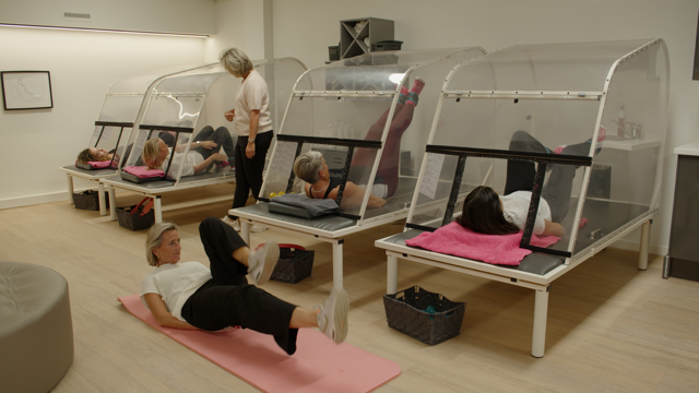 Sporten in de warmtecabine bij Slim Rotterdam: er wordt een oefening voor gedaan en begeleiding gegeven.